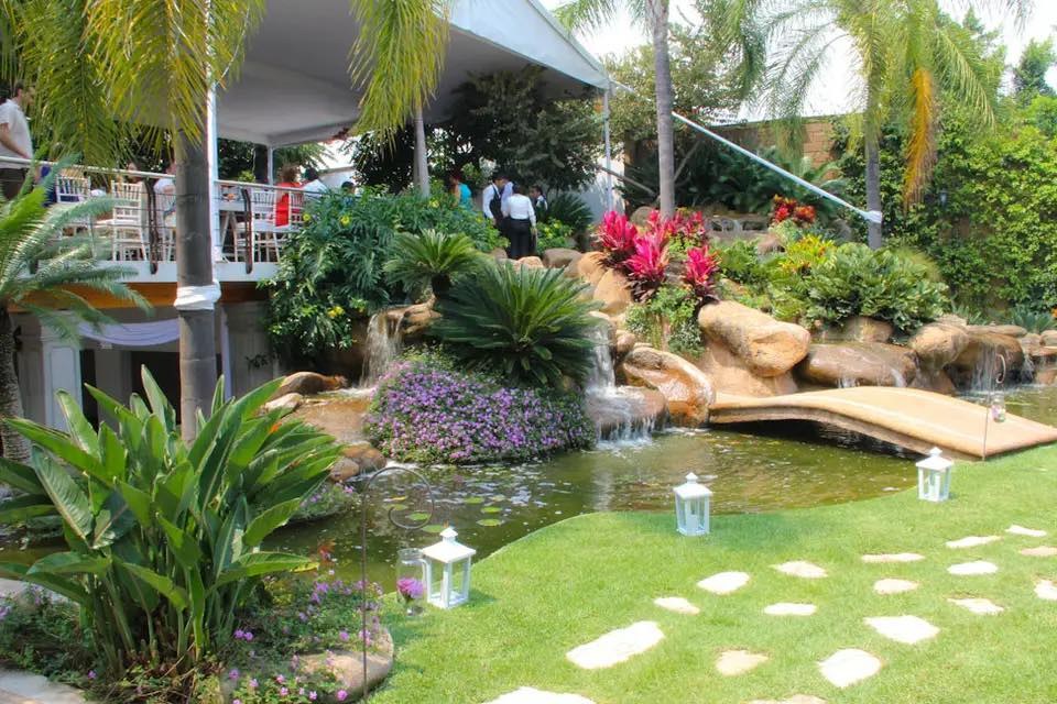 Jardín con cascadas y estanque de Exedra Jardín Boutique