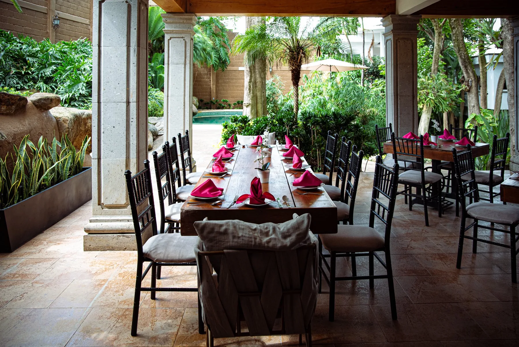 Terraza restaurante con montaje de mesa
